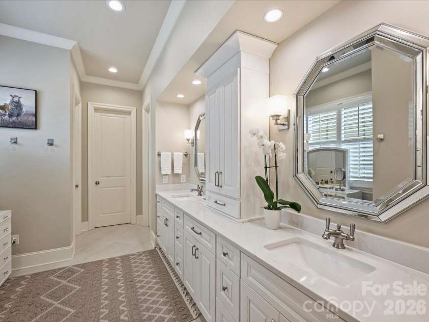 8843 Heydon Hall Circle, Charlotte, NC 28210.  MLS# CAR4416774, YatesRealty ID 46894. Primary Bath