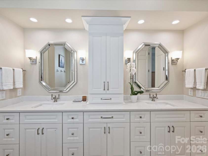 8843 Heydon Hall Circle, Charlotte, NC 28210.  MLS# CAR4416774, YatesRealty ID 46894. Primary Bath