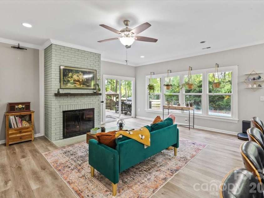 4519 Crownvista Drive, Charlotte, NC 28269.  MLS# CAR4410670, YatesRealty ID 46896. Keeping Room