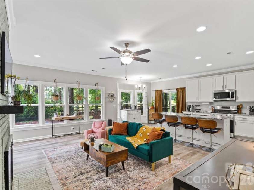 4519 Crownvista Drive, Charlotte, NC 28269.  MLS# CAR4410670, YatesRealty ID 46896. Keeping Room / Kitchen