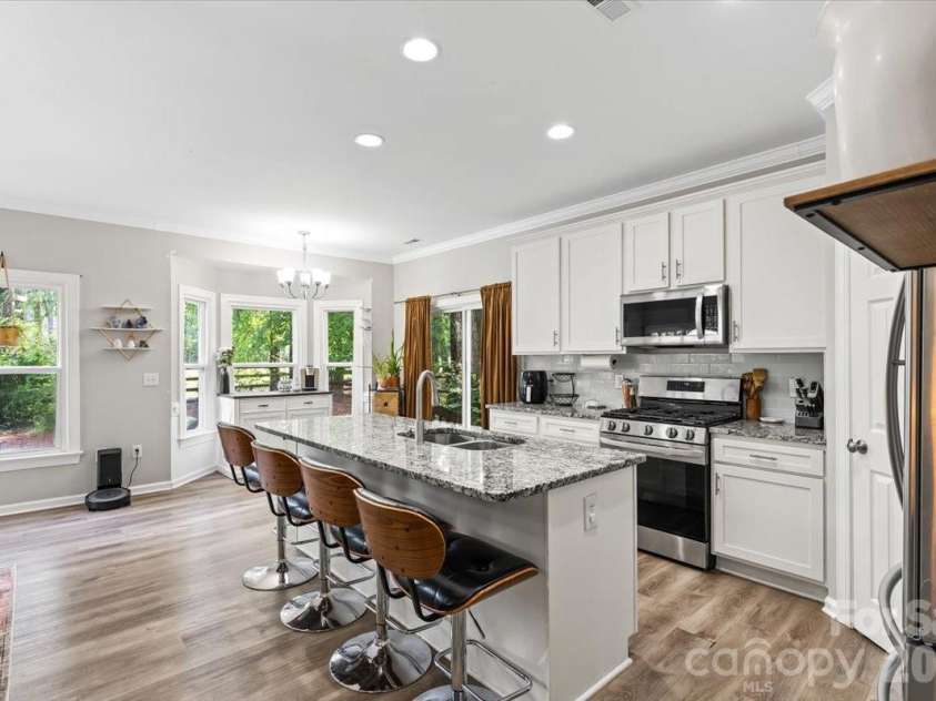 4519 Crownvista Drive, Charlotte, NC 28269.  MLS# CAR4410670, YatesRealty ID 46896. Kitchen