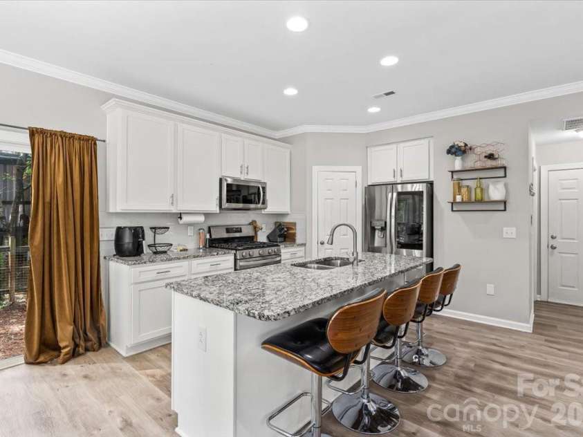 4519 Crownvista Drive, Charlotte, NC 28269.  MLS# CAR4410670, YatesRealty ID 46896. Kitchen