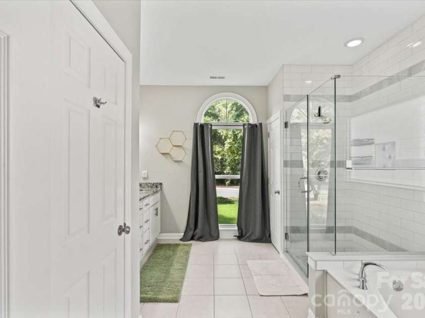 4519 Crownvista Drive, Charlotte, NC 28269.  MLS# CAR4410670, YatesRealty ID 46896. Primary Bathroom