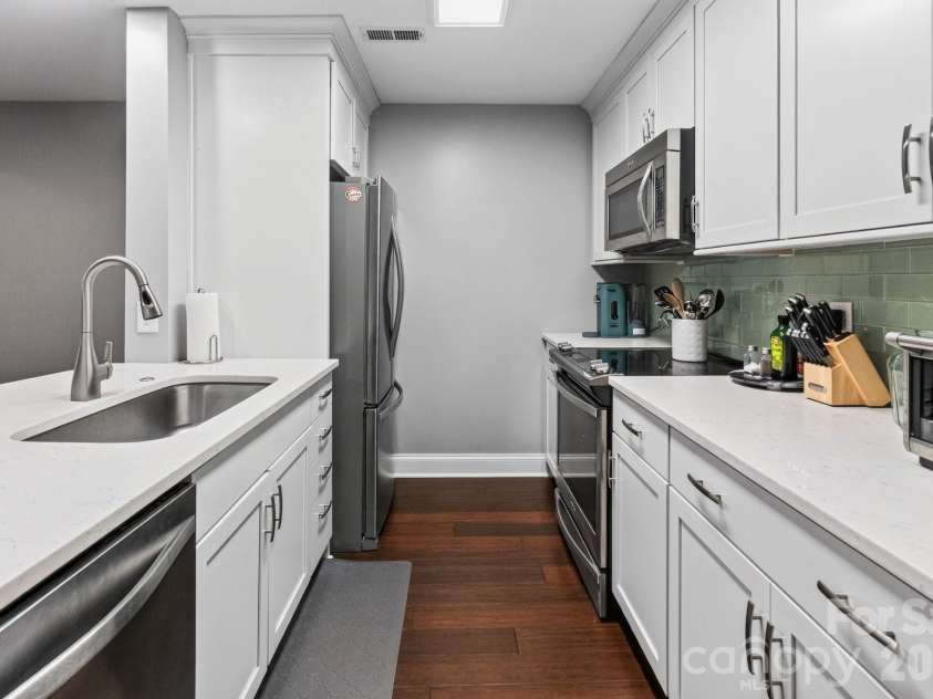 712 Southwest Drive, Davidson, NC 28036.  MLS# CAR4414014, YatesRealty ID 46897. 