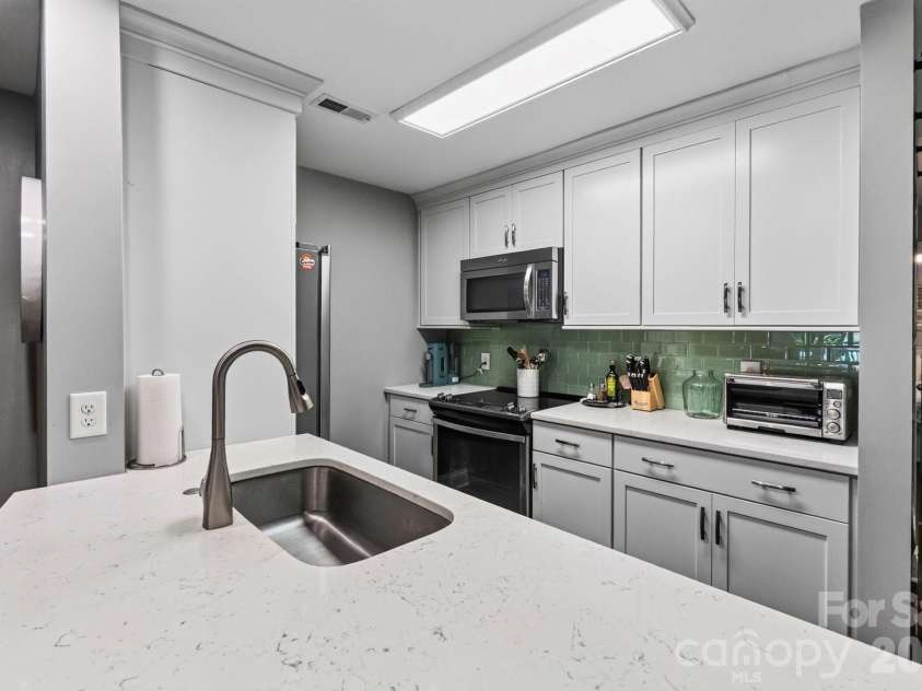712 Southwest Drive, Davidson, NC 28036.  MLS# CAR4414014, YatesRealty ID 46897. 