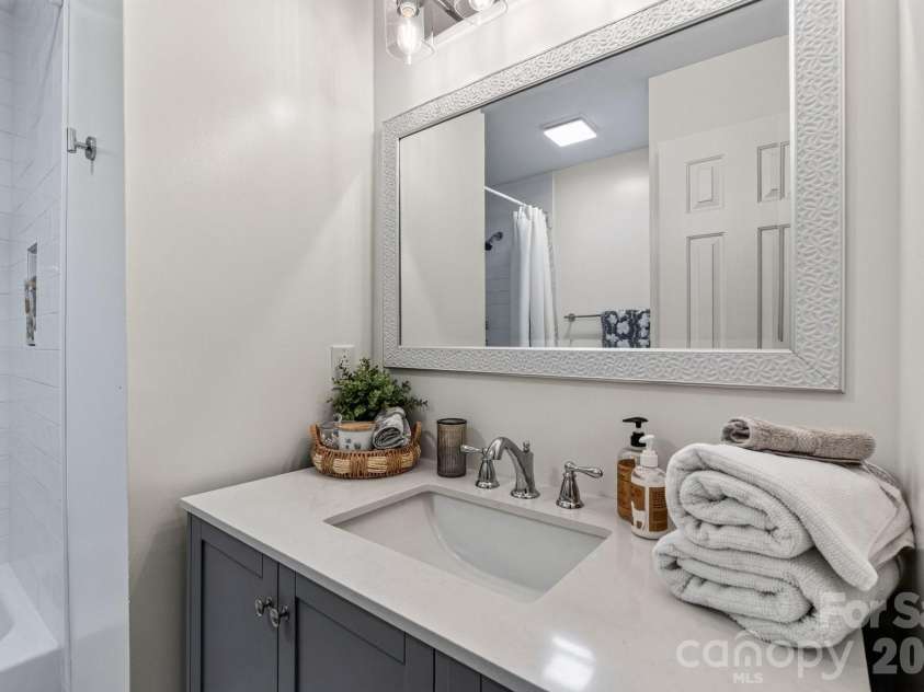 712 Southwest Drive, Davidson, NC 28036.  MLS# CAR4414014, YatesRealty ID 46897. 