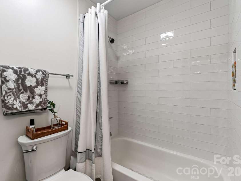712 Southwest Drive, Davidson, NC 28036.  MLS# CAR4414014, YatesRealty ID 46897. 