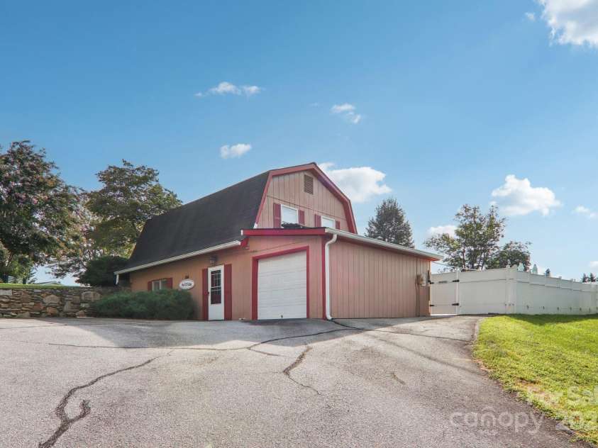 302 Meadowbrook Court, Hendersonville, NC 28792.  MLS# CAR4322071, YatesRealty ID 4691. 