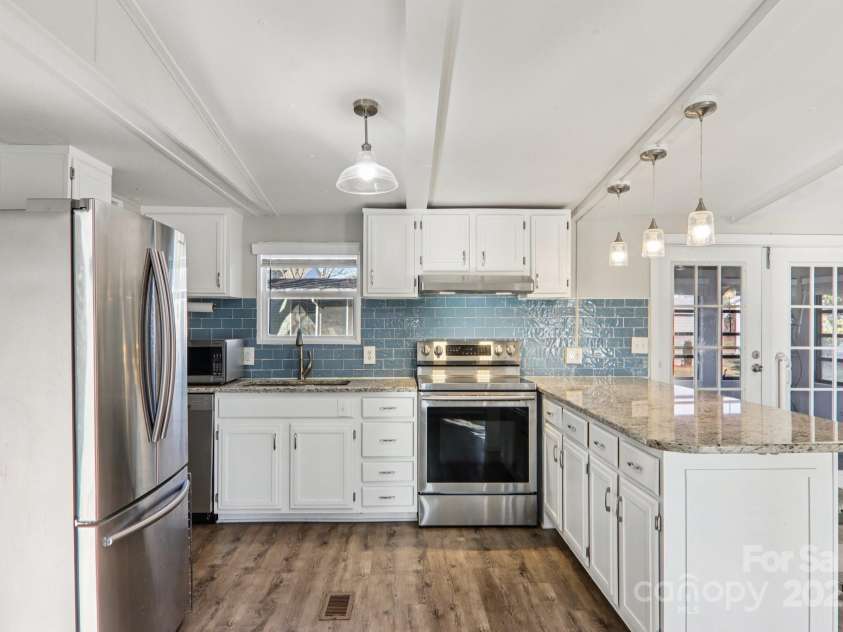 302 Meadowbrook Court, Hendersonville, NC 28792.  MLS# CAR4322071, YatesRealty ID 4691. 