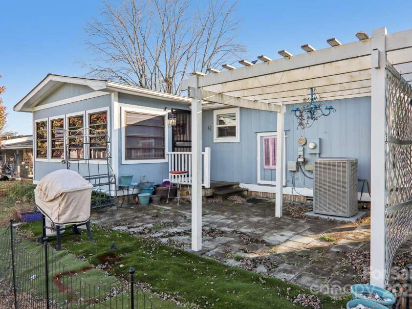 302 Meadowbrook Court, Hendersonville, NC 28792.  MLS# CAR4322071, YatesRealty ID 4691. 