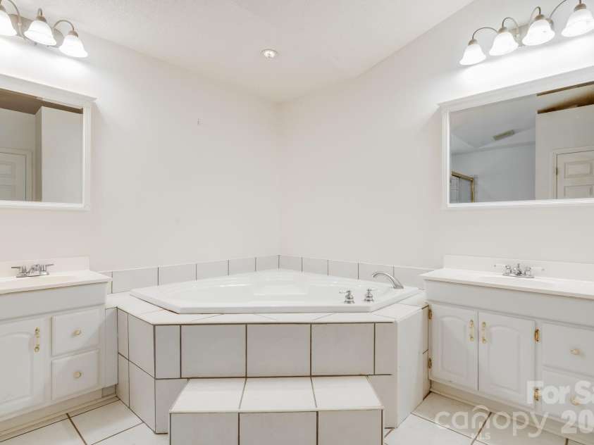 225 Arbor Lane, Hendersonville, NC 28791.  MLS# CAR4418437, YatesRealty ID 46913. 1st Primary Bath