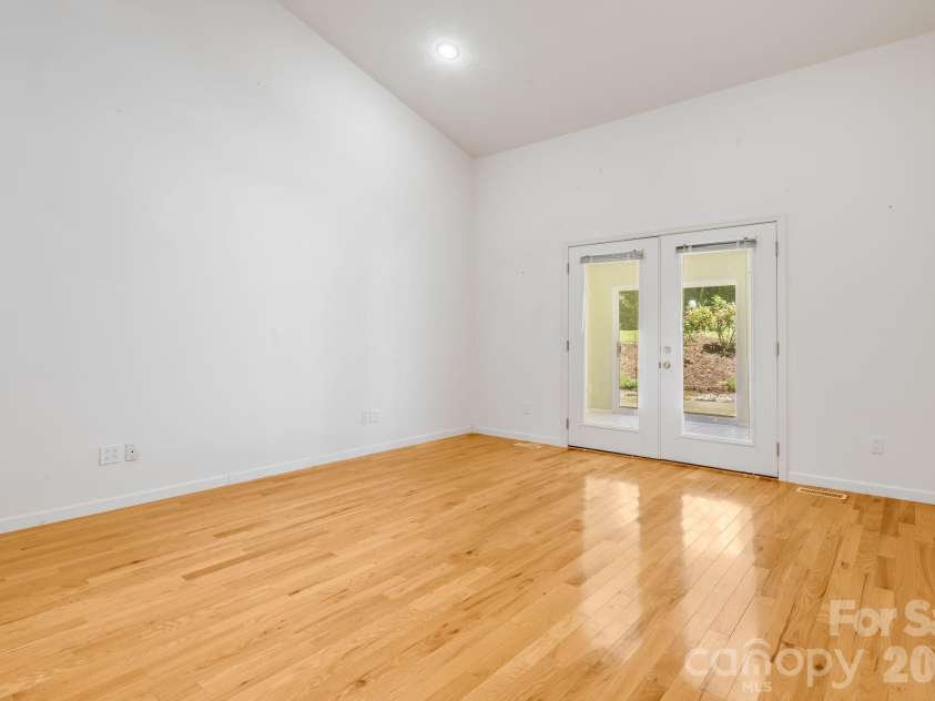 225 Arbor Lane, Hendersonville, NC 28791.  MLS# CAR4418437, YatesRealty ID 46913. 1st Primary Bedroom