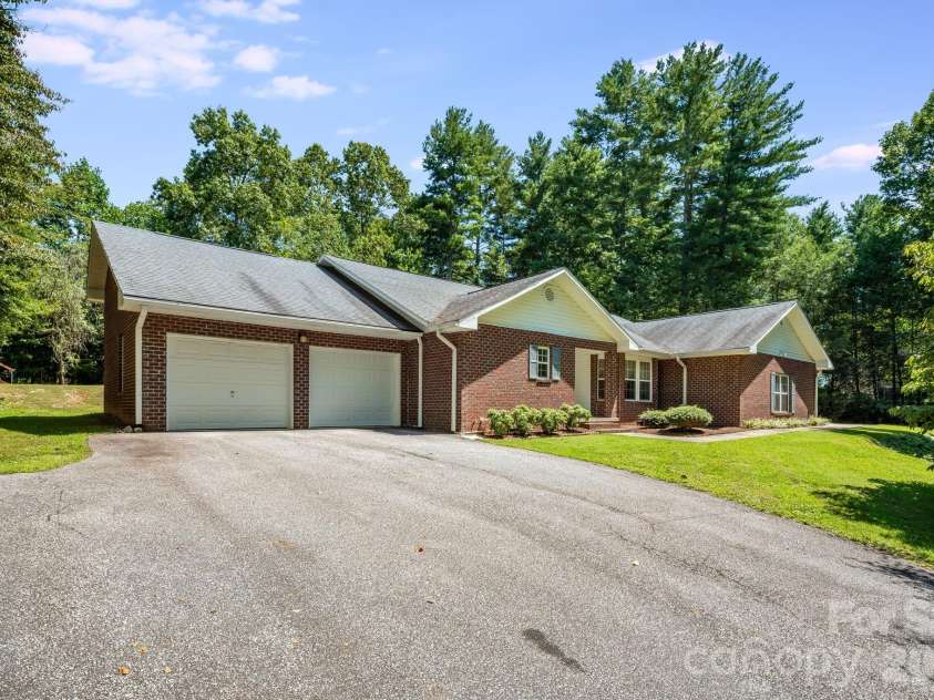 225 Arbor Lane, Hendersonville, NC 28791.  MLS# CAR4418437, YatesRealty ID 46913. 