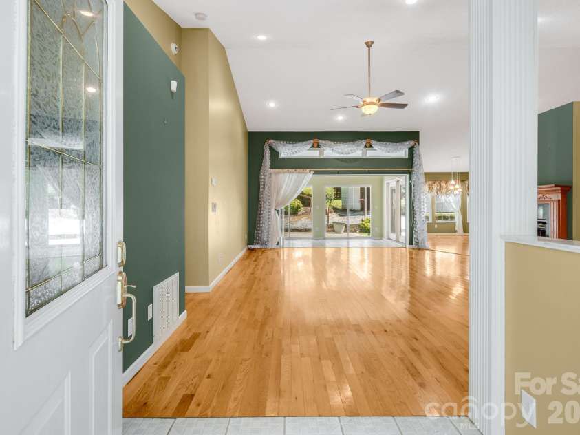 225 Arbor Lane, Hendersonville, NC 28791.  MLS# CAR4418437, YatesRealty ID 46913. 