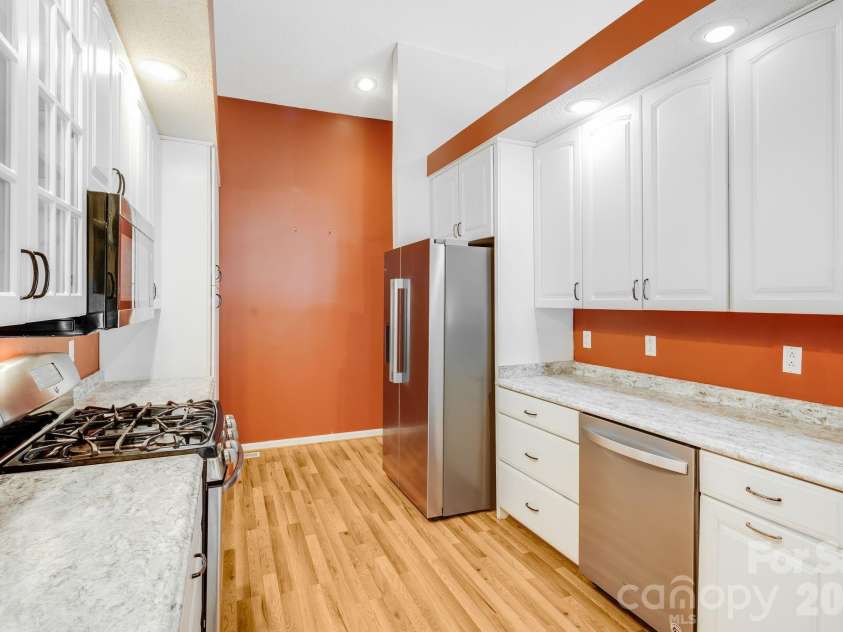 225 Arbor Lane, Hendersonville, NC 28791.  MLS# CAR4418437, YatesRealty ID 46913. 