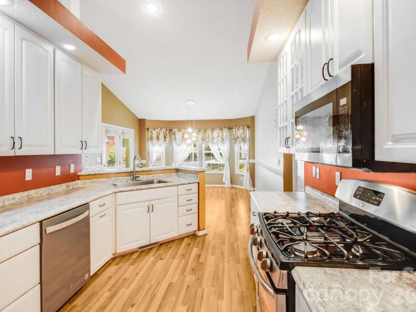 225 Arbor Lane, Hendersonville, NC 28791.  MLS# CAR4418437, YatesRealty ID 46913. 