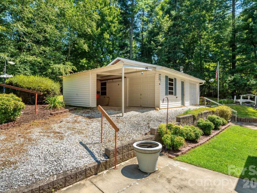 225 Arbor Lane, Hendersonville, NC 28791.  MLS# CAR4418437, YatesRealty ID 46913. 