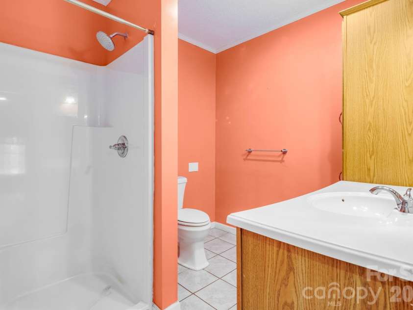 225 Arbor Lane, Hendersonville, NC 28791.  MLS# CAR4418437, YatesRealty ID 46913. Hall Bath