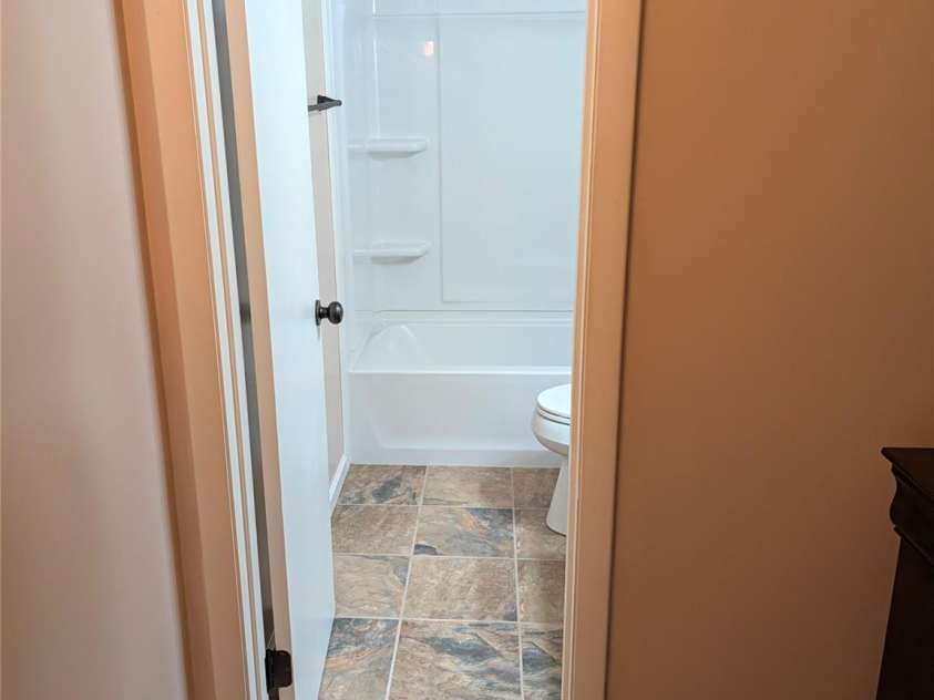 204 Scottlynn Drive, Asheville, NC 28806.  MLS# CAR4417131, YatesRealty ID 46916. 2nd bathroom