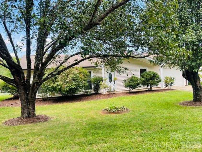 204 Scottlynn Drive, Asheville, NC 28806.  MLS# CAR4417131, YatesRealty ID 46916. 