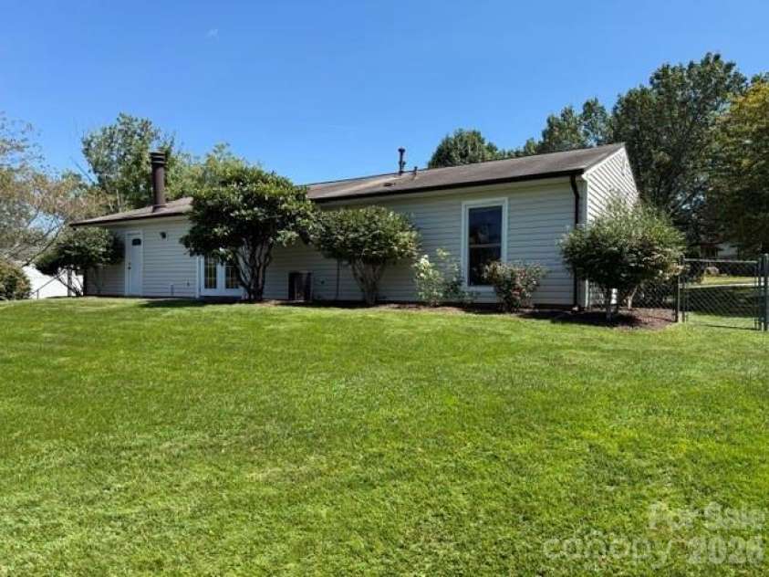 204 Scottlynn Drive, Asheville, NC 28806.  MLS# CAR4417131, YatesRealty ID 46916. Back yard