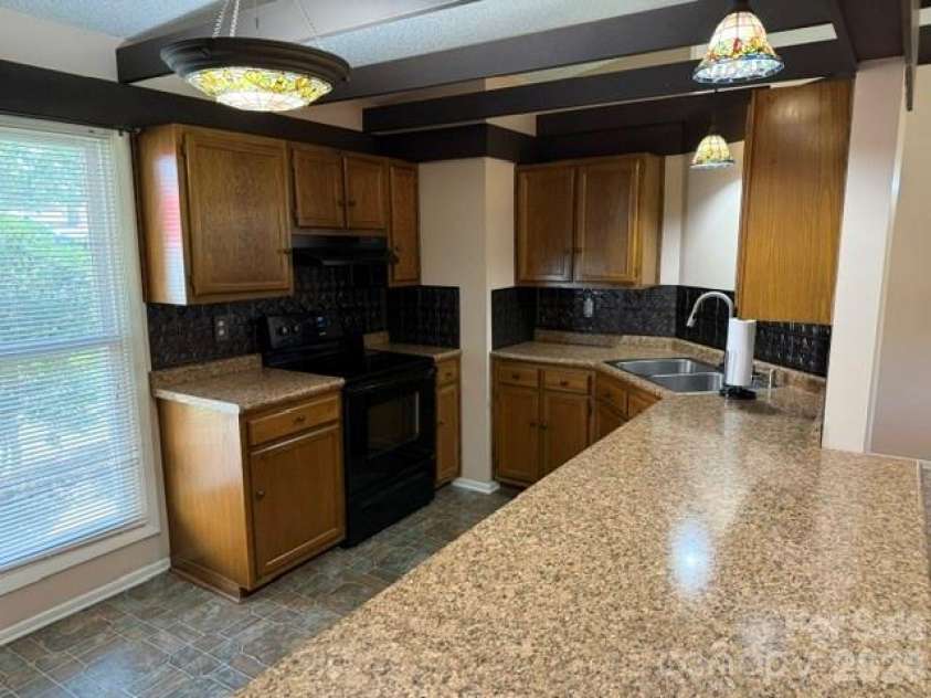 204 Scottlynn Drive, Asheville, NC 28806.  MLS# CAR4417131, YatesRealty ID 46916. Kitchen