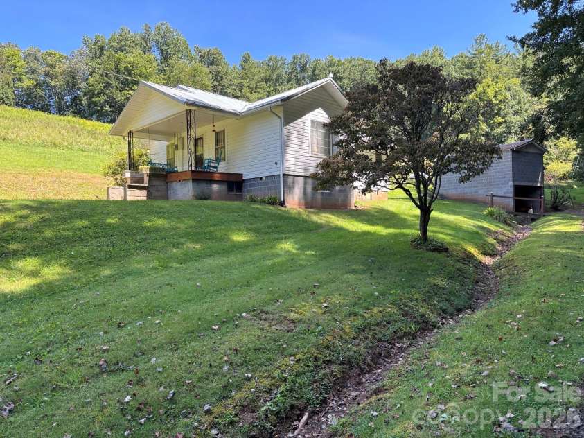 377 Sam Gouge Road, Bakersville, NC 28705.  MLS# CAR4418289, YatesRealty ID 46918. 