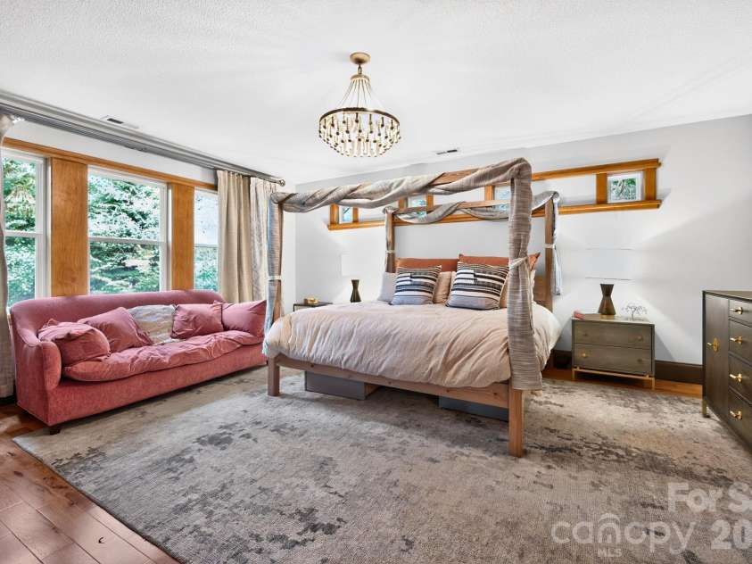 15 Riverlink Lane, Asheville, NC 28806.  MLS# CAR4417992, YatesRealty ID 46922. Large Primary Suite