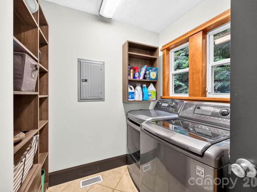 15 Riverlink Lane, Asheville, NC 28806.  MLS# CAR4417992, YatesRealty ID 46922. Walk-In Pantry/Laundry