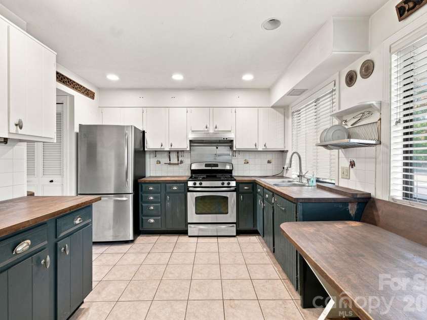 98 Laurelwood Circle, Hendersonville, NC 28791.  MLS# CAR4412946, YatesRealty ID 46924. 