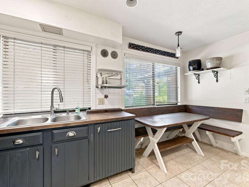 98 Laurelwood Circle, Hendersonville, NC 28791.  MLS# CAR4412946, YatesRealty ID 46924. 