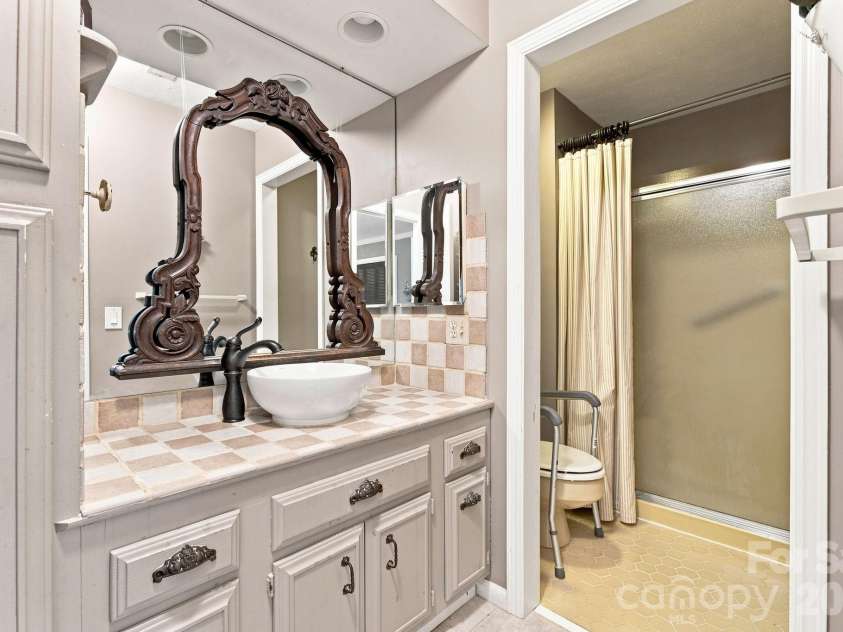 98 Laurelwood Circle, Hendersonville, NC 28791.  MLS# CAR4412946, YatesRealty ID 46924. Primary Bath