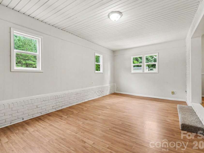 6338 Fairlane Street, Hickory, NC 28602.  MLS# CAR4418566, YatesRealty ID 46927. 
