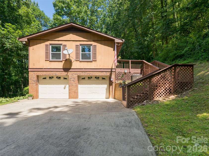 50 Tuckaway Drive, Asheville, NC 28803.  MLS# CAR4299292, YatesRealty ID 4693. 