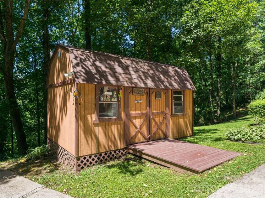 50 Tuckaway Drive, Asheville, NC 28803.  MLS# CAR4299292, YatesRealty ID 4693. 