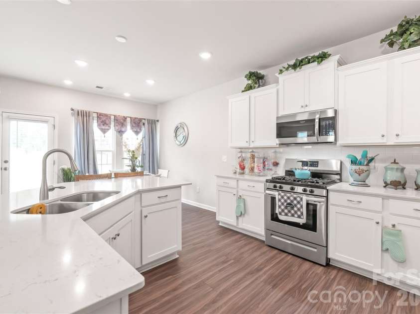 15308 Lake Ridge Road, Charlotte, NC 28278.  MLS# CAR4402264, YatesRealty ID 46930. Kitchen looking into the breakfast room