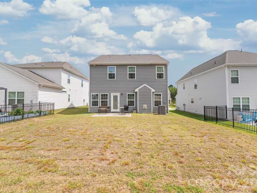 15308 Lake Ridge Road, Charlotte, NC 28278.  MLS# CAR4402264, YatesRealty ID 46930. Large level backyard