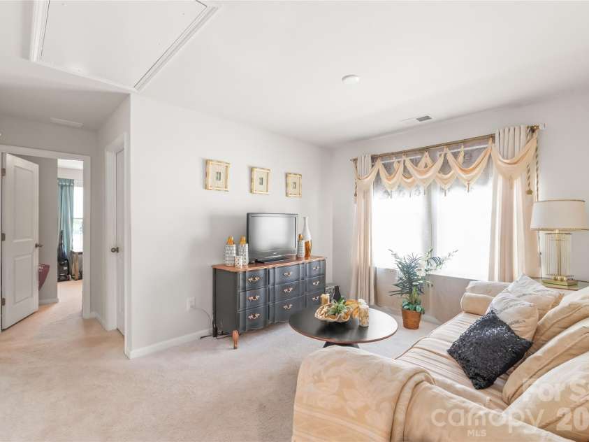 15308 Lake Ridge Road, Charlotte, NC 28278.  MLS# CAR4402264, YatesRealty ID 46930. Loft area