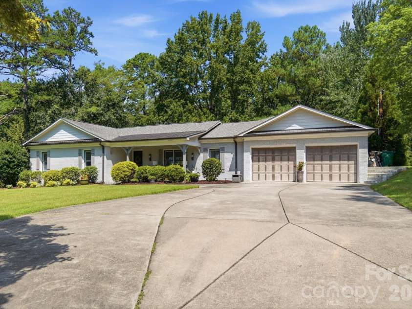 800 Jefferson Drive, Charlotte, NC 28270.  MLS# CAR4418154, YatesRealty ID 46934. 