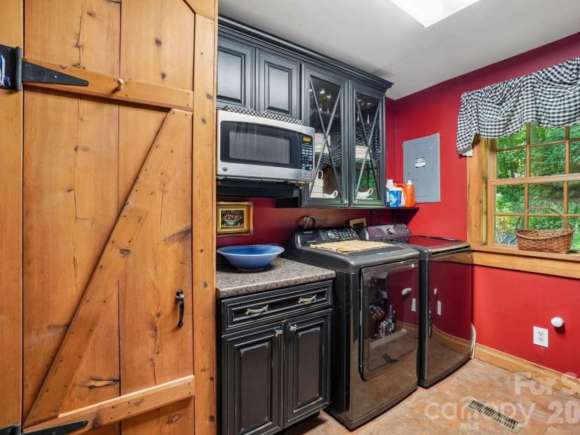 311 Wonderly Lane, Mars Hill, NC 28754.  MLS# CAR4418288, YatesRealty ID 46935. Butler Pantry/Laundry