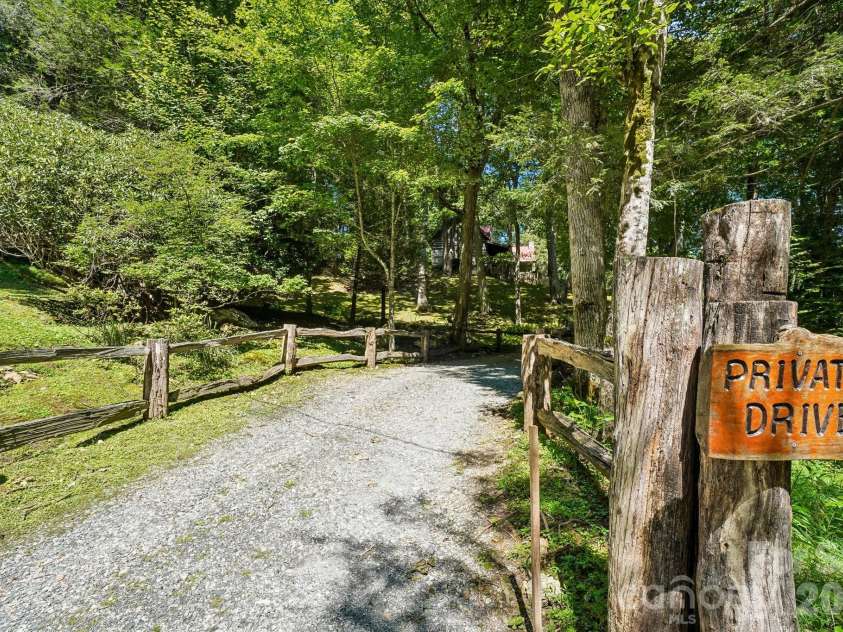 311 Wonderly Lane, Mars Hill, NC 28754.  MLS# CAR4418288, YatesRealty ID 46935. Driveway Entrance
