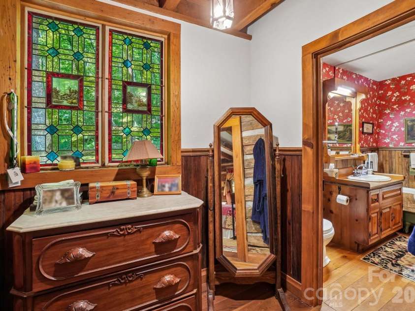 311 Wonderly Lane, Mars Hill, NC 28754.  MLS# CAR4418288, YatesRealty ID 46935. Primary Dressing Area