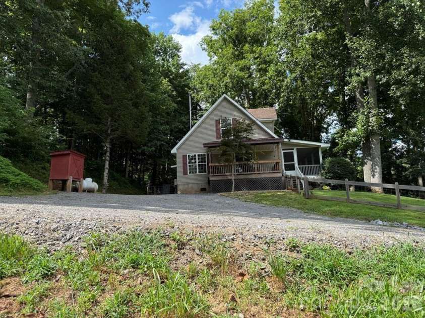 206 Bethabara Loop, Hayesville, NC 28904.  MLS# CAR4418579, YatesRealty ID 46936. 