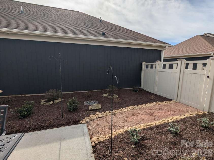 1151 Avalon Place, Matthews, NC 28104.  MLS# CAR4345951, YatesRealty ID 4694. 