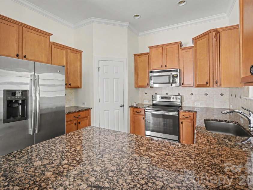 15109 Jade Street, Charlotte, NC 28277.  MLS# CAR4392614, YatesRealty ID 46948. Kitchen