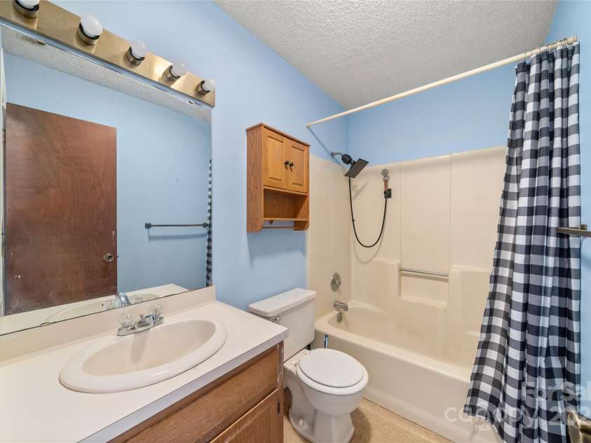 94 Market Street, Maggie Valley, NC 28751.  MLS# CAR4277066, YatesRealty ID 4695. Hall Bath with tub shower