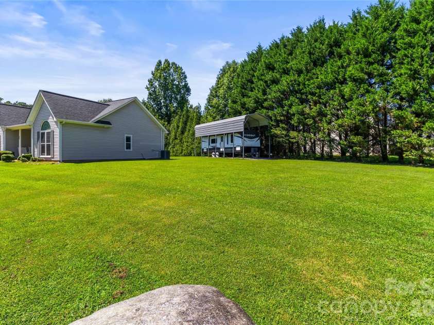 413 Summer Ridge Road, Stanley, NC 28164.  MLS# CAR4416198, YatesRealty ID 46951. Front right/side yard