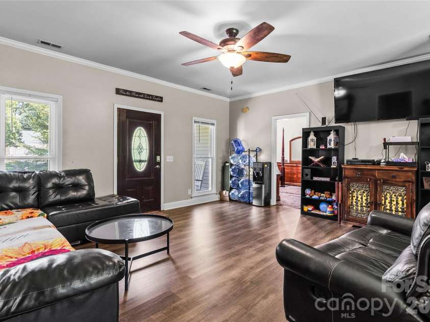 413 Summer Ridge Road, Stanley, NC 28164.  MLS# CAR4416198, YatesRealty ID 46951. Living Room