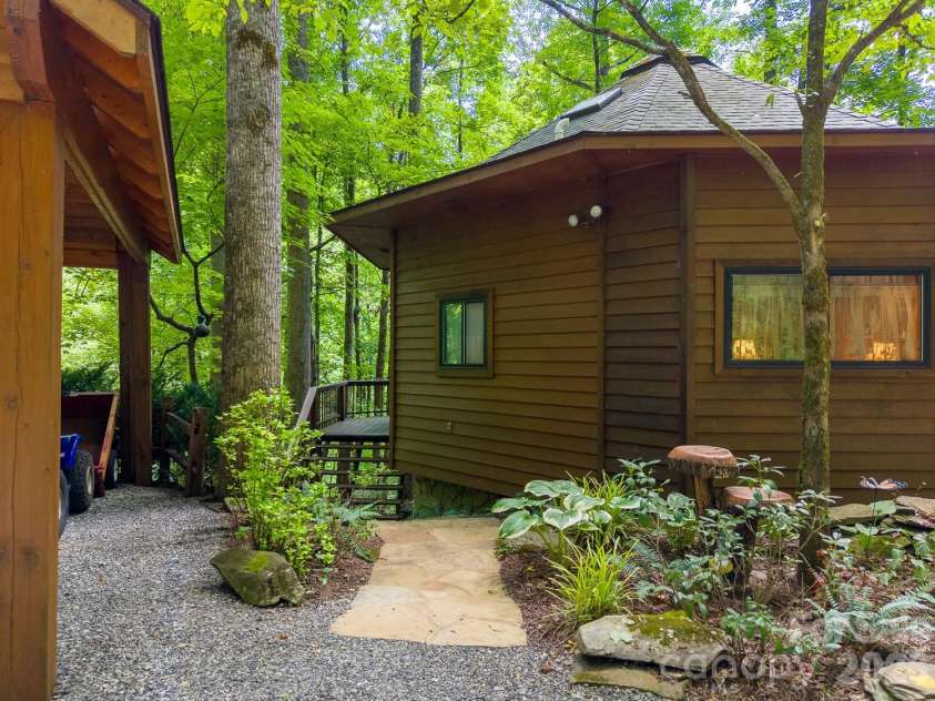 204 Mountain Laurel Drive, Bryson City, NC 28713.  MLS# CAR4418640, YatesRealty ID 46953. 