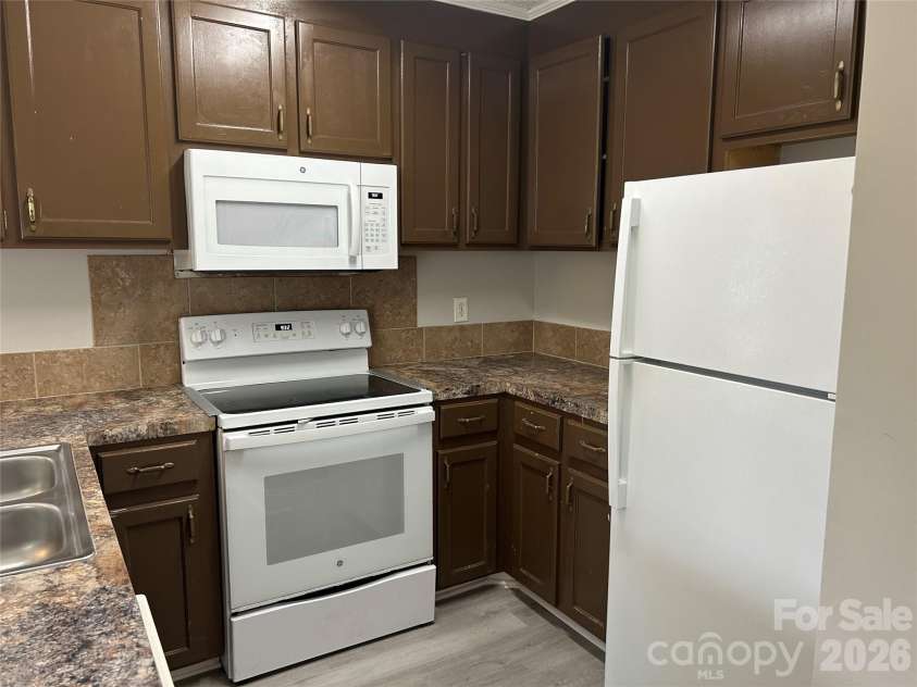 927 Floyd Lane, Gastonia, NC 28052.  MLS# CAR4418507, YatesRealty ID 46955. 